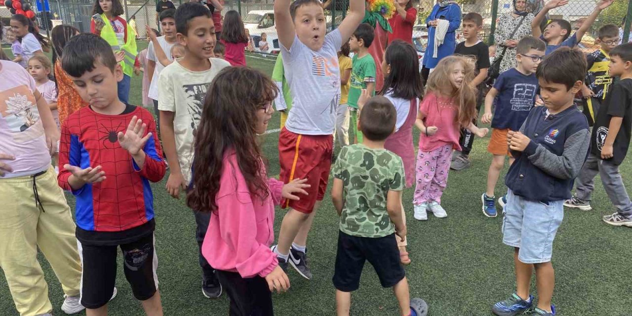 Eskişehirli Hayırseverler İhtiyaç Sahibi Yüzlerce Çocuğu Sevindirdi