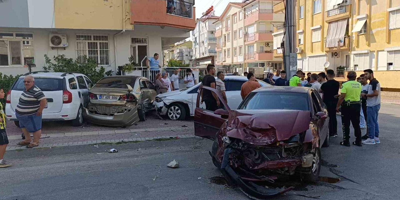 Afacan Sürücü Mahalleyi Birbirine Kattı: 14 Yaşındaki Çocuk 3 Aracı Hurdaya Çevirdi, 1 Kişi Yaralandı