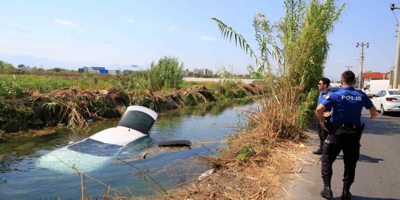 Virajı Geniş Alınca Aracıyla Birlikte Su Kanalına Uçtu