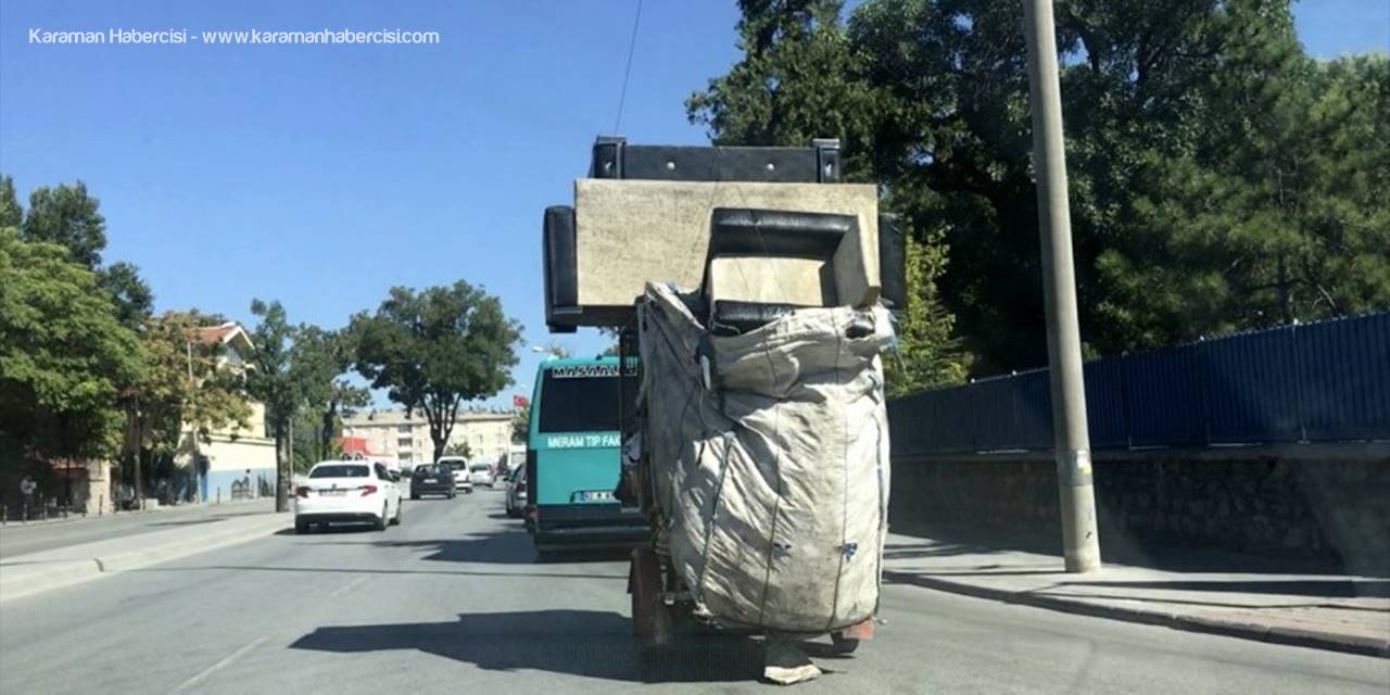 Kağıt Toplayıcısının "Koltuk Takımı" İle Tehlikeli Yolculuğu