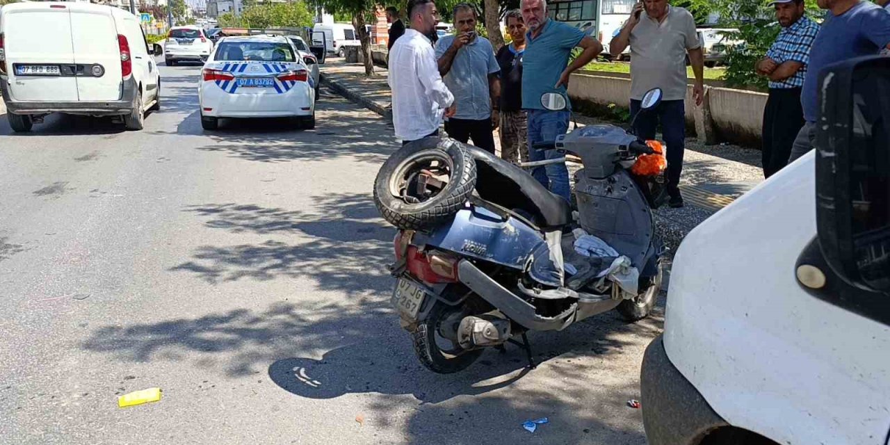 Yaya Geçidinden Geçen Motosiklete Otomobil Çarptı: Yaşlı Sürücü Yaralandı