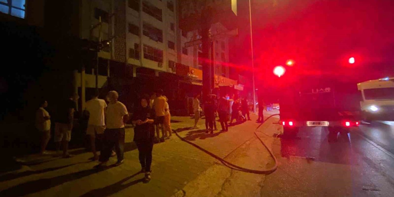 Serik’te Korkutan Yangın, Apartman Sakinleri Sokağa Döküldü