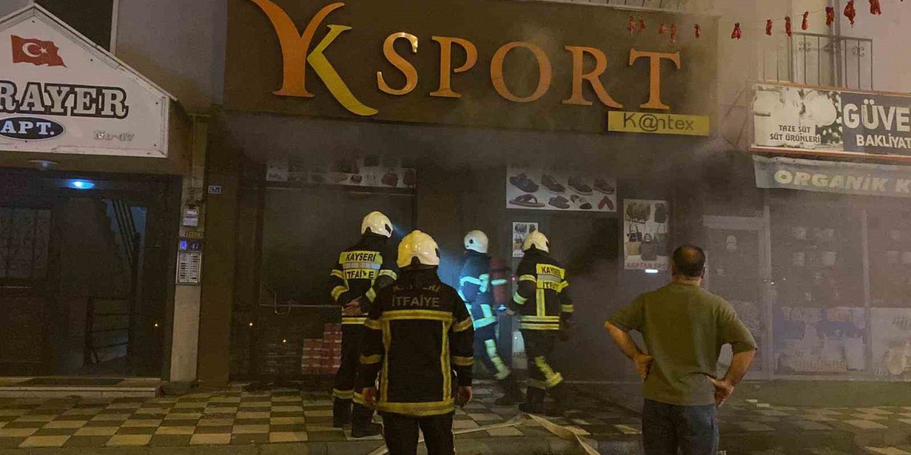 Ayakkabı Dükkanında Çıkan Yangın İtfaiye Ekipleri Tarafından Söndürüldü