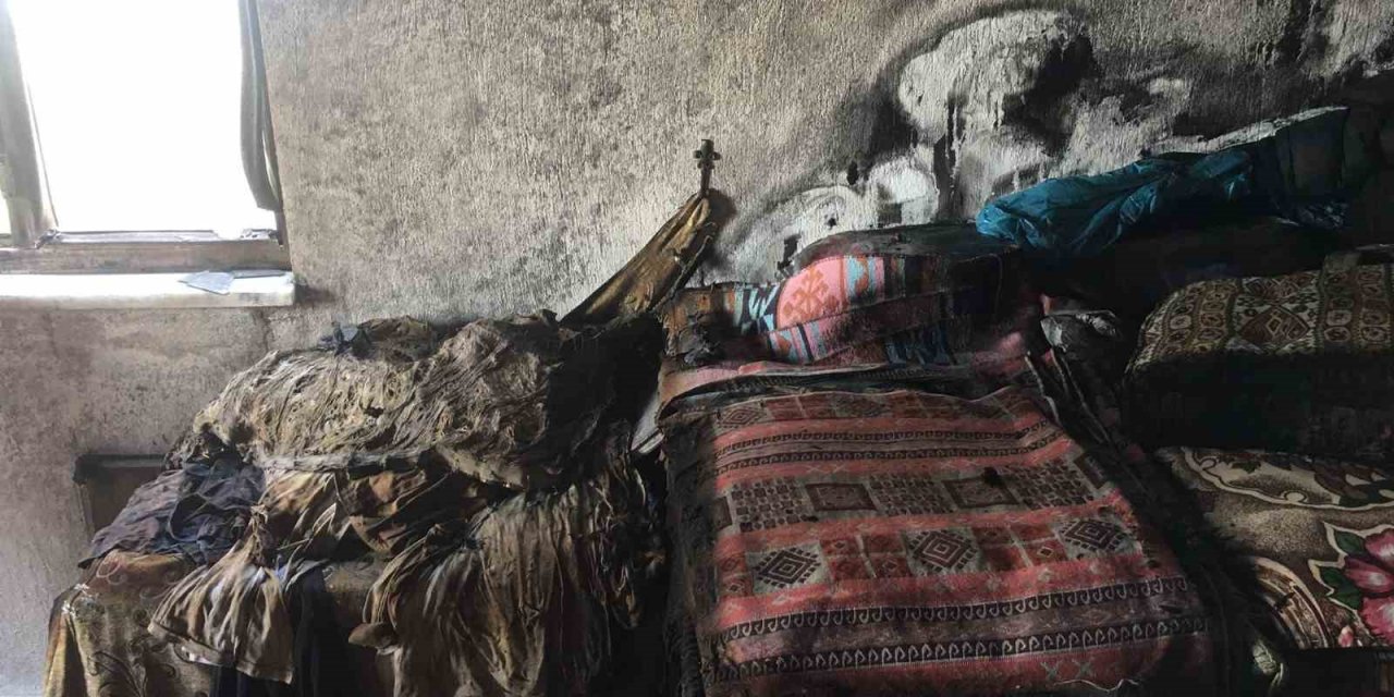 Manavgat’ta Çıkan Yangında Ev Kullanılmaz Hale Geldi