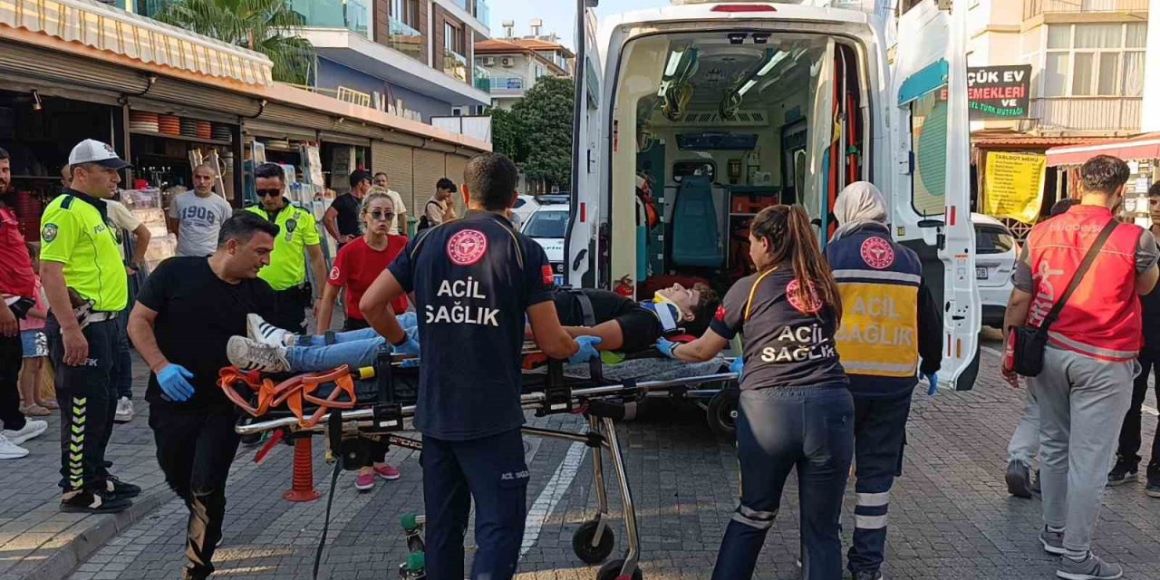 Kazaya Gelen Ambulans Kaza Yaptı, Sağlıkçılar Olay Yerine Yaya Olarak Geldi