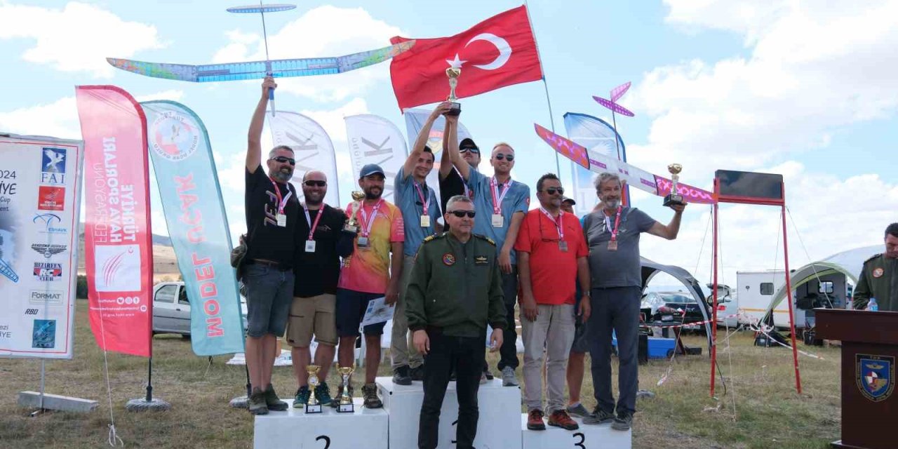 Eskişehir’de Düzenlenen Planör Şampiyonasında Renkli Görüntüler Oluştu