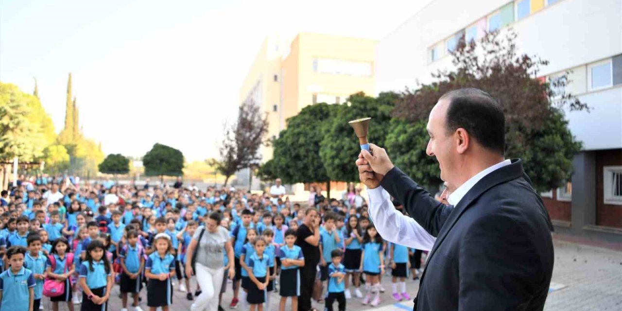 Konyaaltı’nda İlk Ders Zilini Başkan Kotan Çaldı