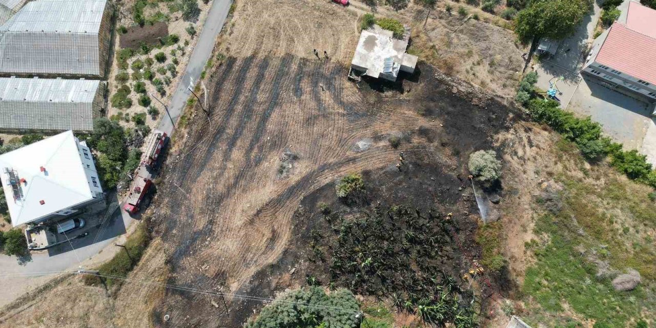 Okula Yakın Bölgede Çıkan Yangın Paniğe Neden Oldu