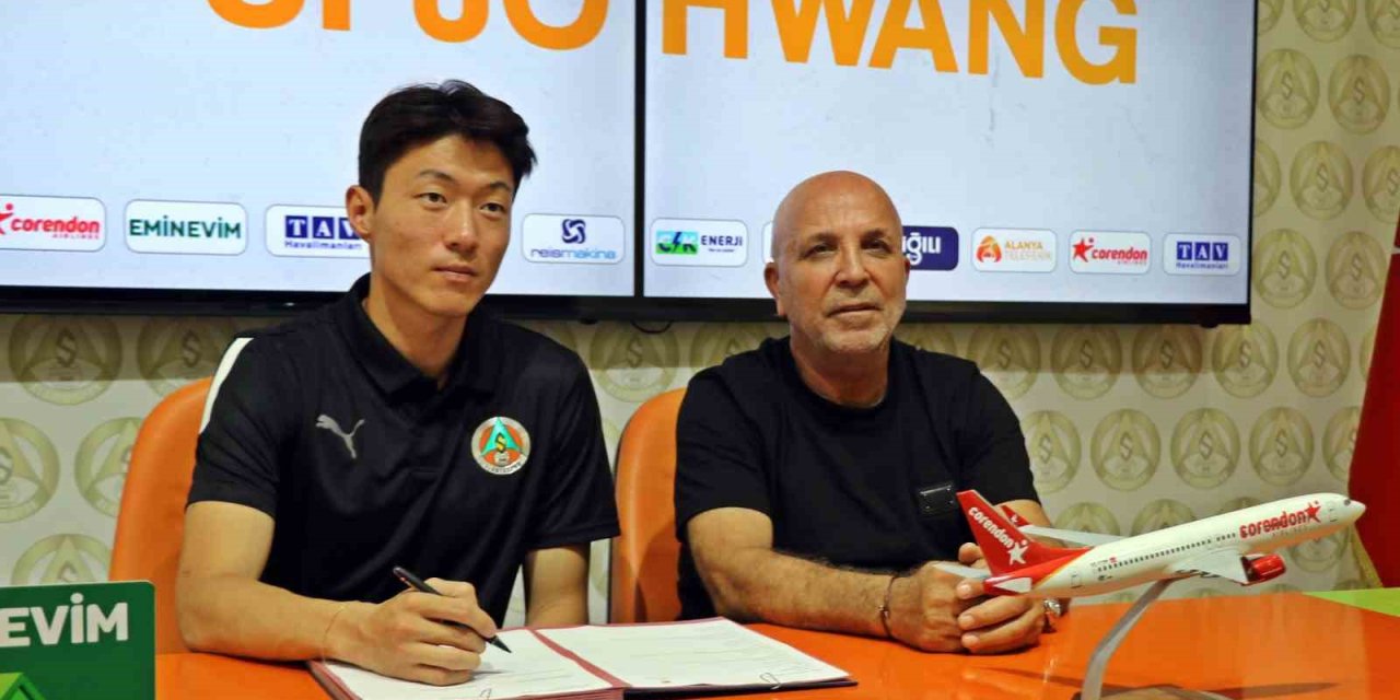 Alanyaspor’da Yeni Transfer Hwang İçin İmza Töreni Düzenlendi