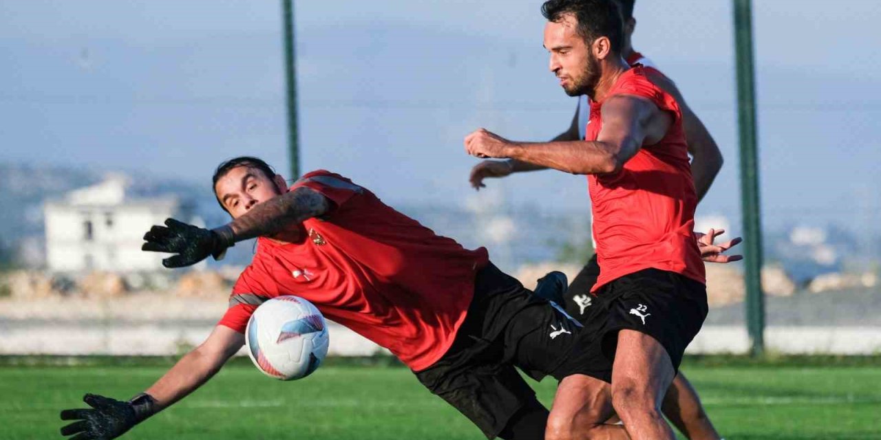 Hatayspor, Teknik Direktör Rıza Çalımbay Yönetiminde İlk Antrenmanını Gerçekleştirdi