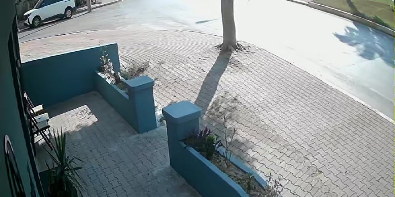 Okul Servisine Çarpan Motosikletin Sürücüsü Metrelerce Havaya Fırladı