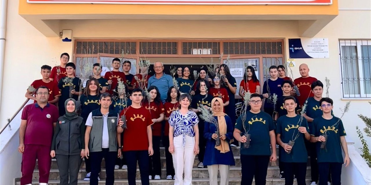 Anamur’da Lise Öğrencilerine Fidan Dağıtıldı