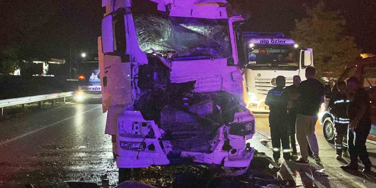 Tır Kamyona Çarptı, Sürücü Kabinde Sıkıştı