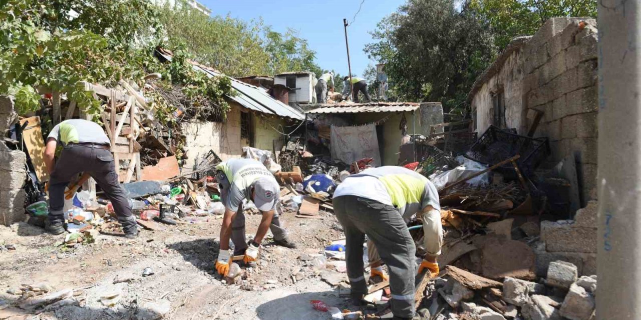 Etrafı Duvarlarla Çevrili Eve Giren Ekipler Hayatının Şokunu Yaşadı