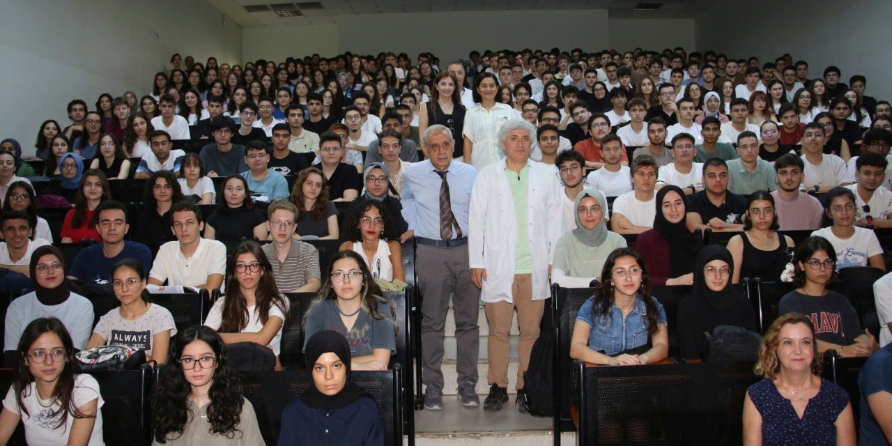 Akdeniz Üniversitesi Tıp Fakültesi’nde Hekim Adaylarına İlk Ders