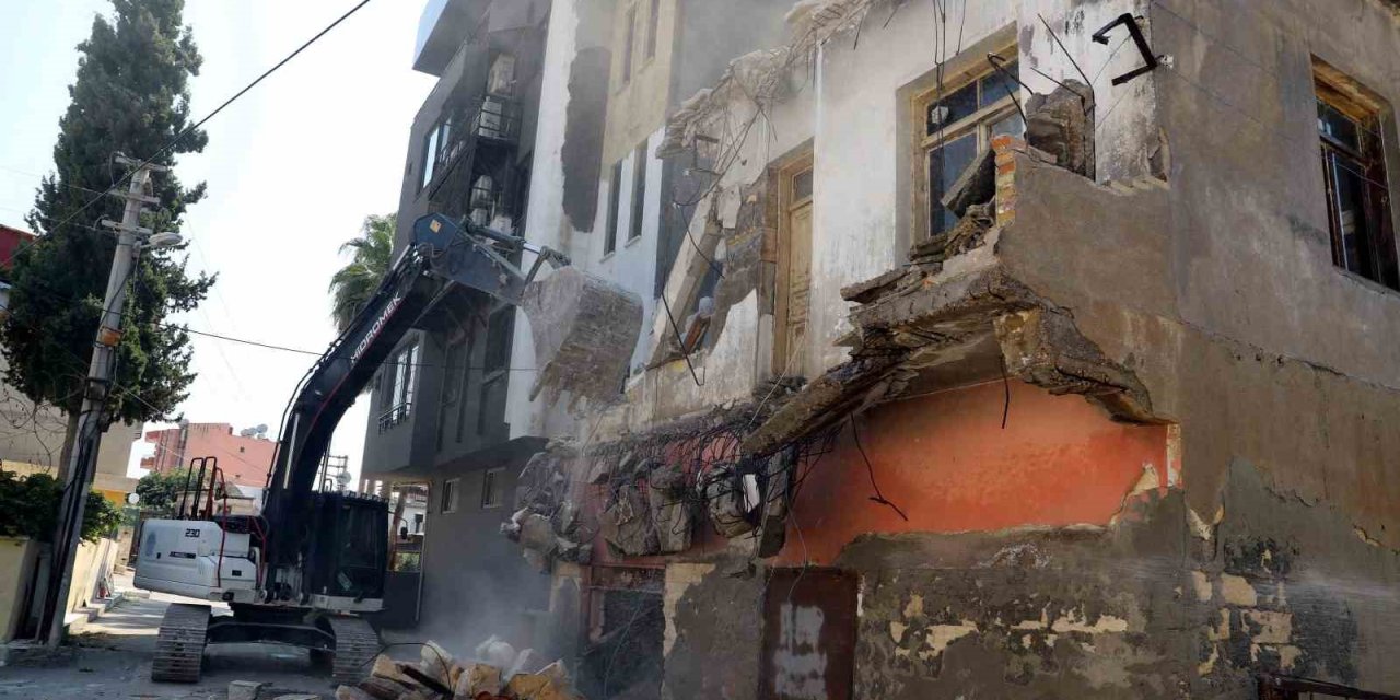 Akdeniz’de Metruk Binaların Yıkımı Sürüyor