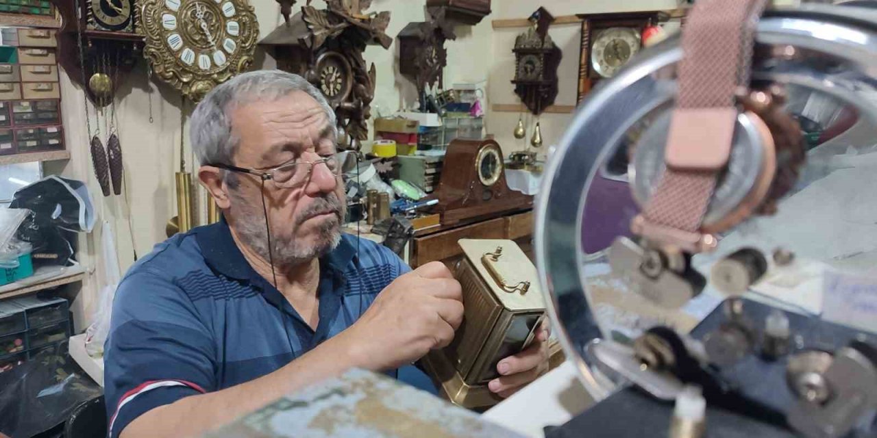 Yarım Asırdır Antika Saat Tamiri Yapıyorlar