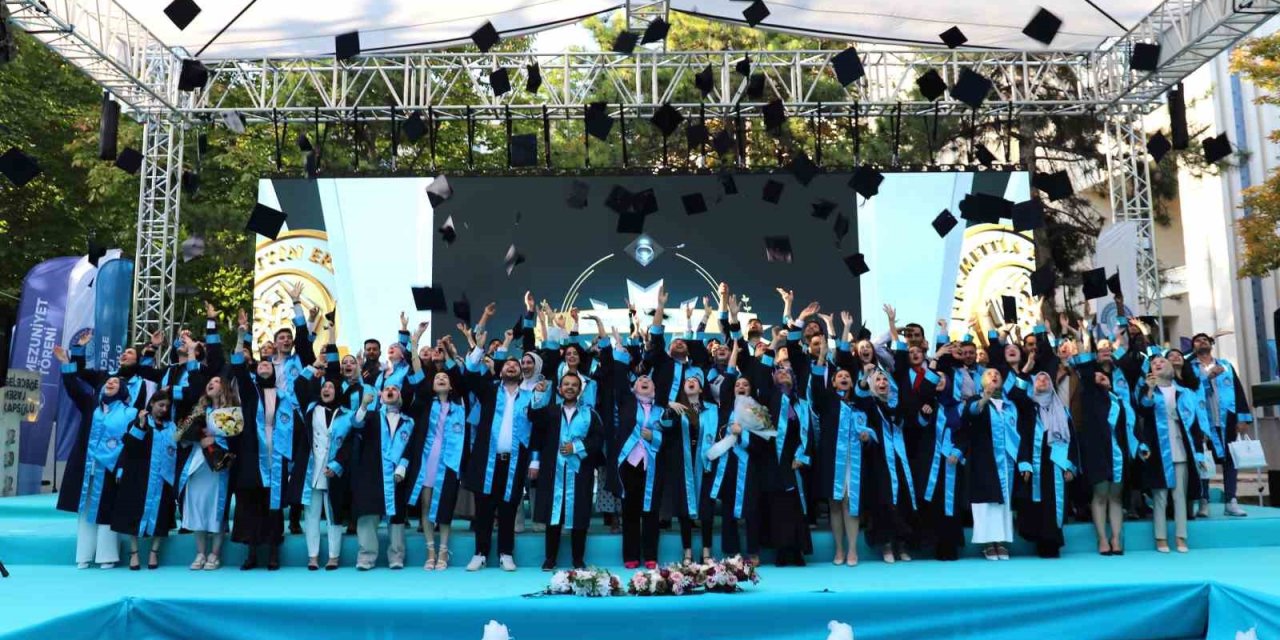 Neü Birincileri “mezuniyet Ve Geleceğe Mesaj Töreni” İle Kep Attı