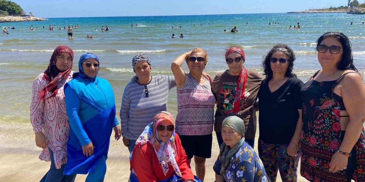 Emekliler, Deniz, Kum Ve Güneşin Keyfini Çıkarıyor
