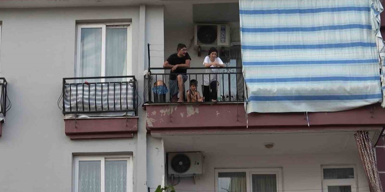 Plastik Kasalar Alev Aldı, Balkona Sıçrayan Yangın Panik Oluşturdu