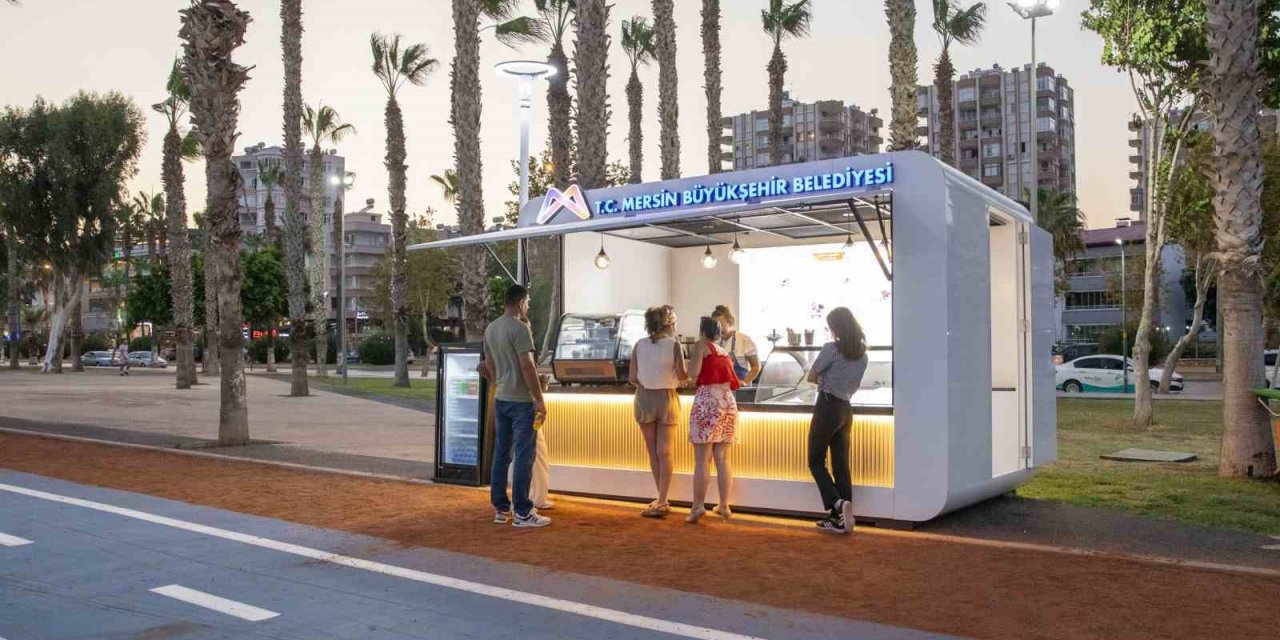 Mersin Sahilinde Serinleten Dondurma Keyfi