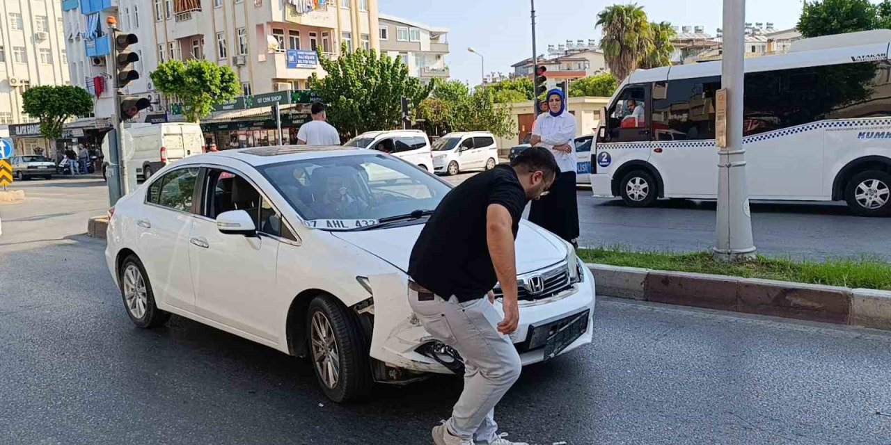 Kırmızı Işık İhlali Kaza Yaptırdı