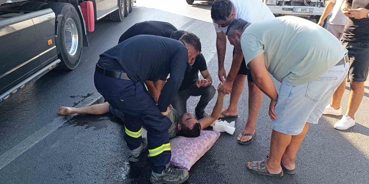 Direksiyon Başında Krize Giren Tır Sürücüsü, Vatandaşların ’ilk Yardımı’ Sonrası Kendine Geldi