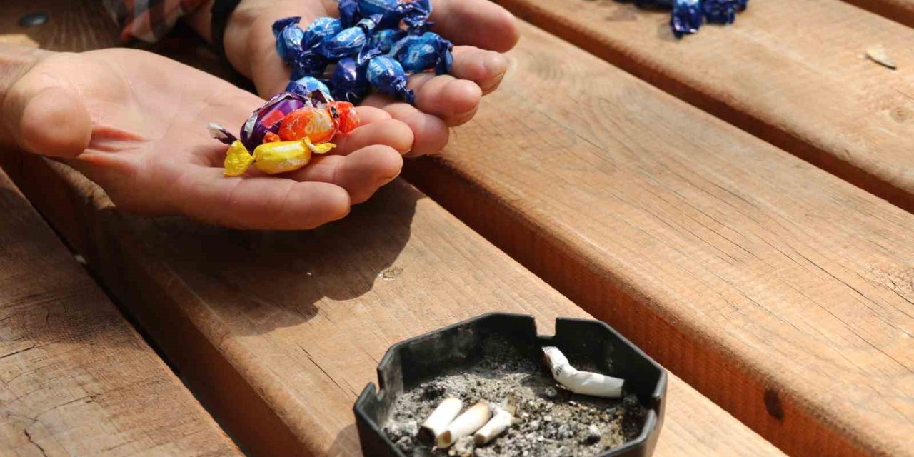 41 Sene İçtiği Sigarayı 2000 Yılında Bırakan Vatandaş 24 Yıldır Her Gün Bir Paket Sigara Parasına Şeker Alıp Dağıtıyor