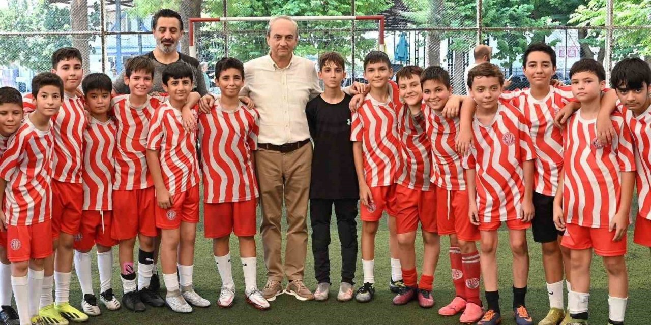 Kepez’de Erenköy Mahallesi’ne Çim Futbol Sahası Yapılacak