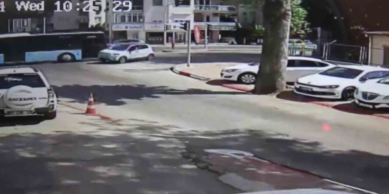 Halk Otobüsü İle Otomobil Çarpıştı: 2 Kişi Yaralandı