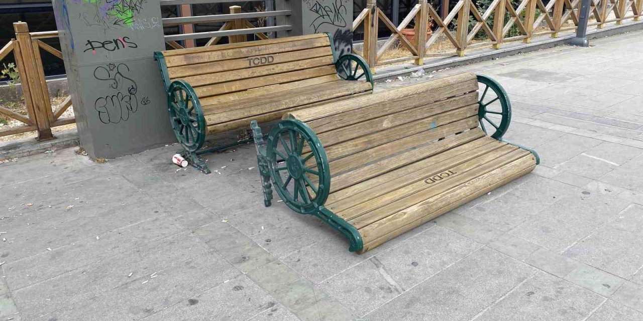 Tepebaşı’ndaki Bank Vandalların Hedefi Oldu