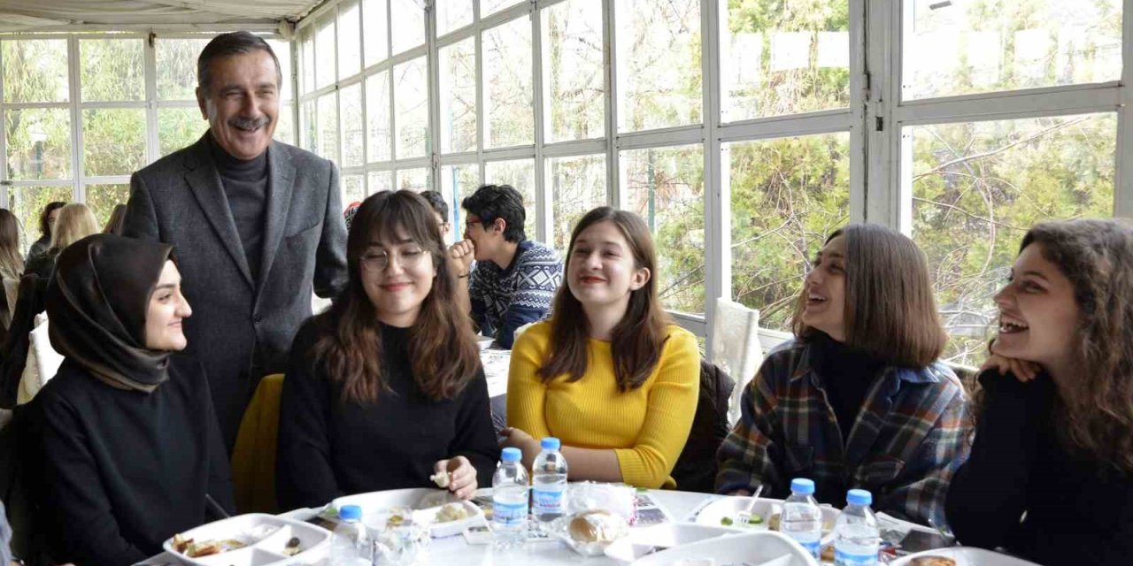 Tepebaşı Gençlerin Yanında