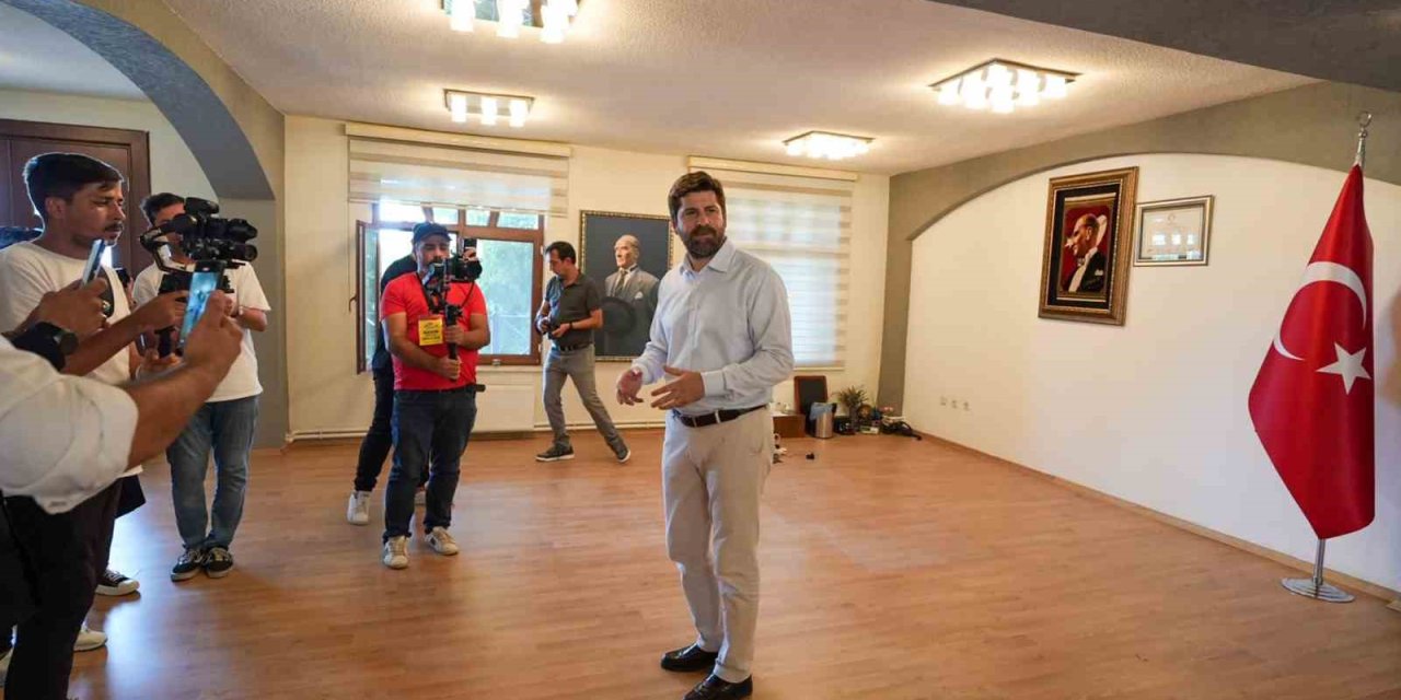 Belediye Başkanının Makam Koltuğu Ve Masası Haczedildi