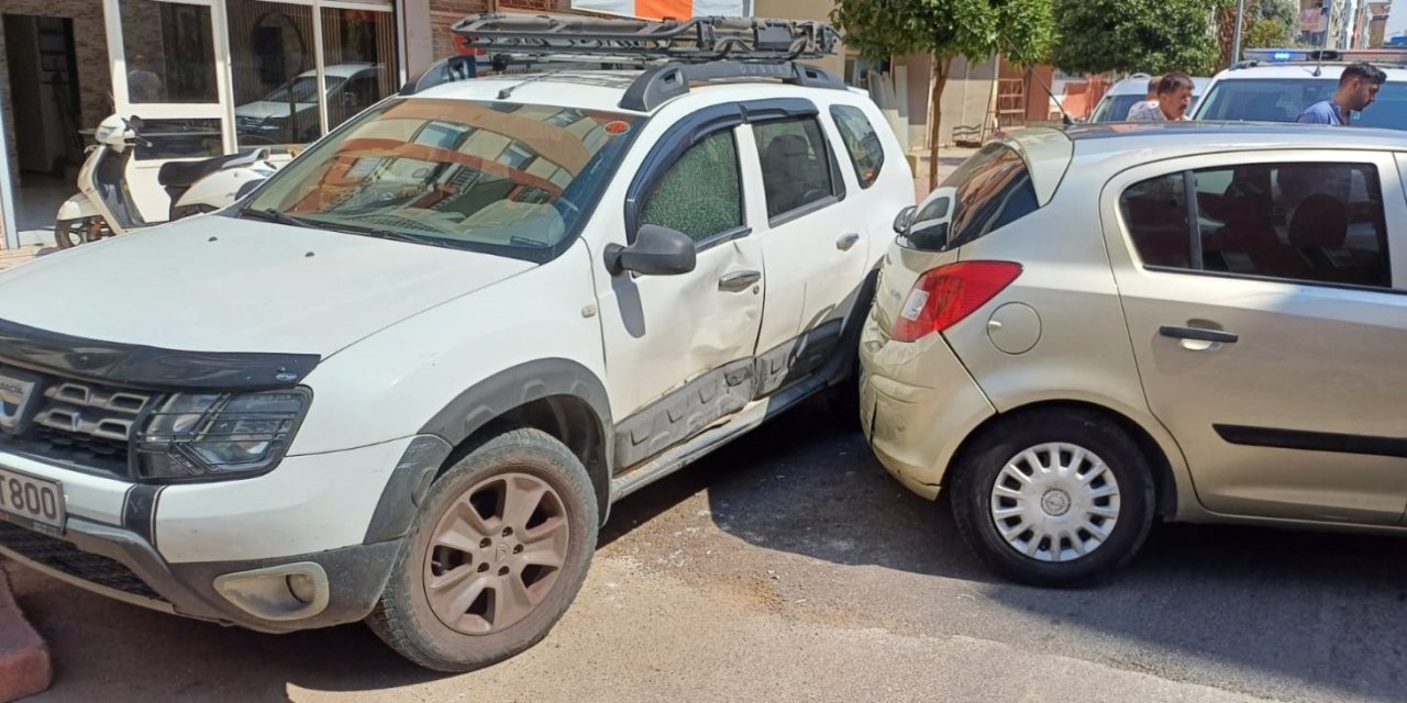 Dükkanın Önüne Park Eden Araca Kızıp Kendi Aracıyla Çarptı, ’kaydırdım’ Diyerek Özür Diledi