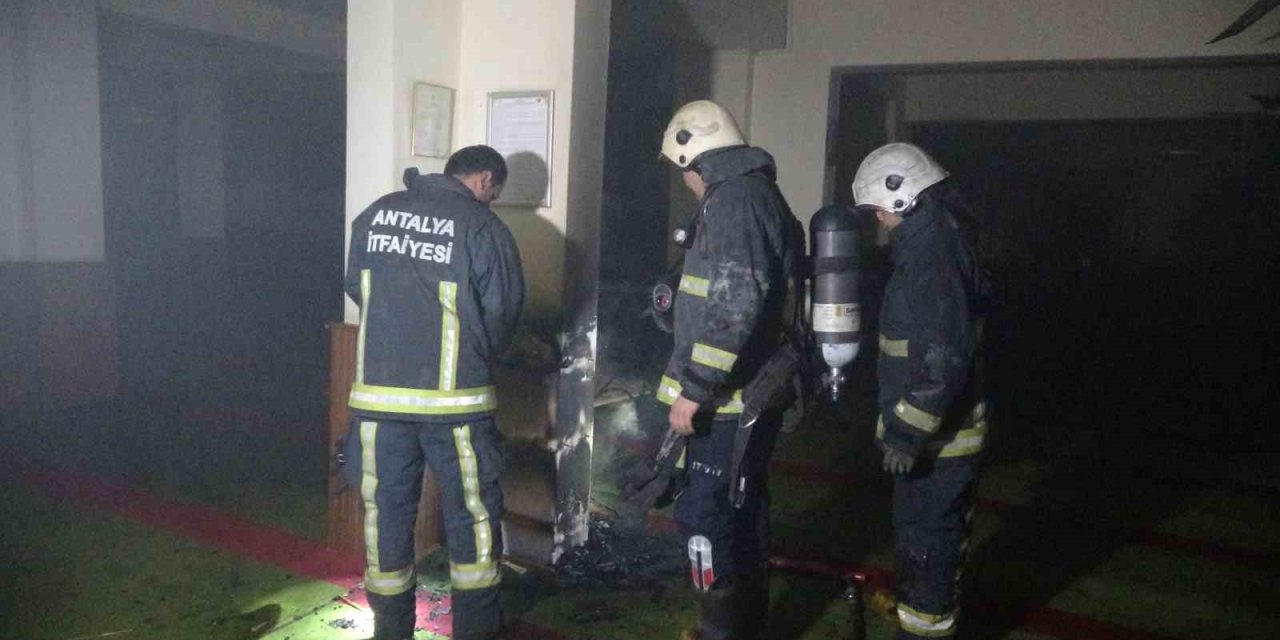 Camide Çıkan Yangın Balkondaki Vatandaşın Dikkatiyle Büyümeden Söndürüldü