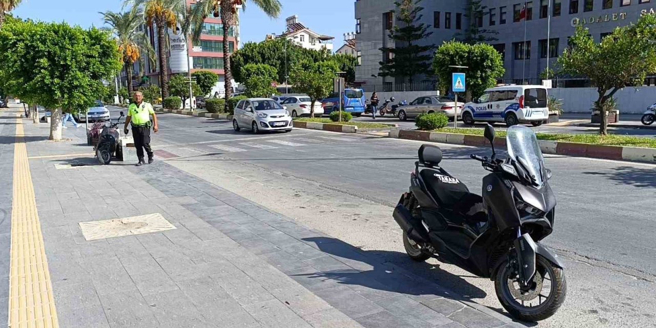 Manavgat’ta Elektrikli Bisiklet İle Motosiklet Çarpıştı: 3 Yaralı