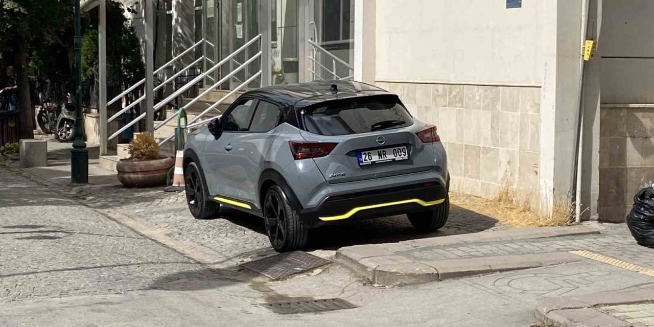 Yasaklı Alanlara Park Edilen Araçlar Tepki Çekiyor