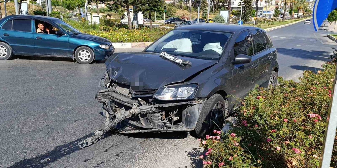 İki Otomobil Kavşakta Çarpıştı: 1 Yaralı