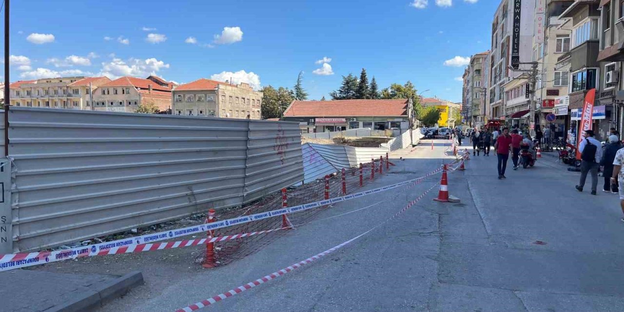 İnşaatın Yanındaki Yolda Göçük Meydana Geldi