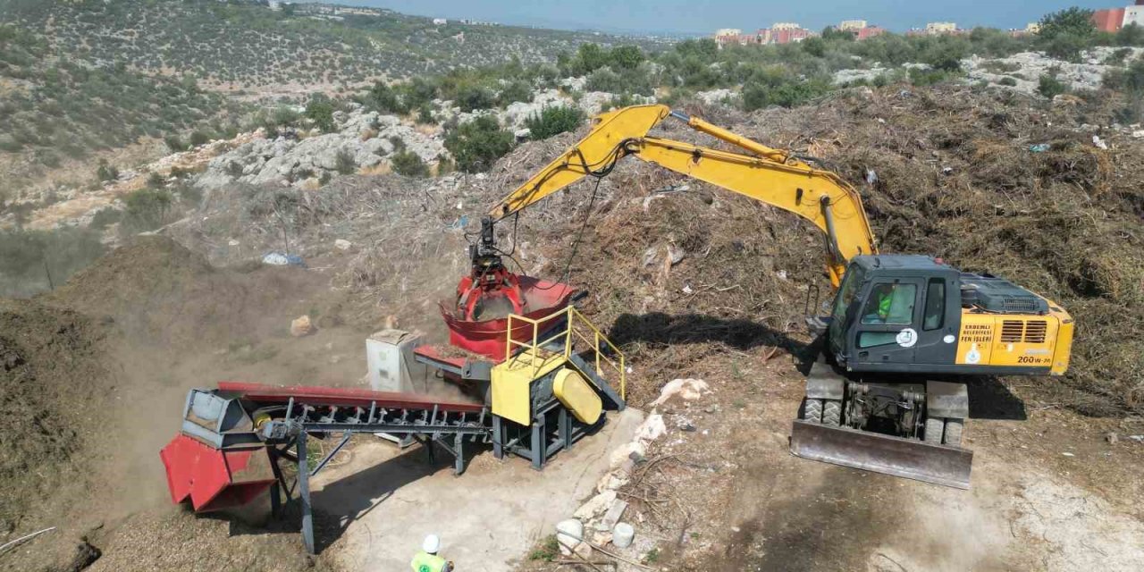 Bitkisel Atıklar Gübre Oldu, Üretilen 3 Bin Fidan Öğrencilere Hediye Edildi