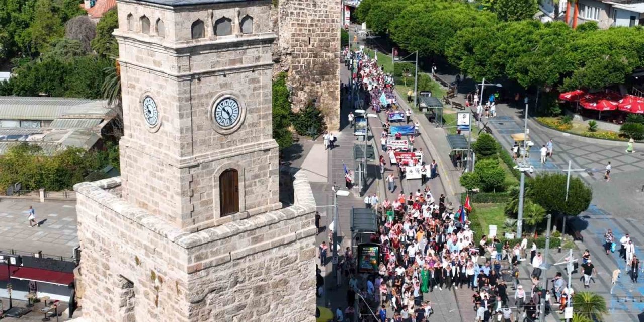 Antalya Caddeleri Yörük Göçü’yle Şenlendi