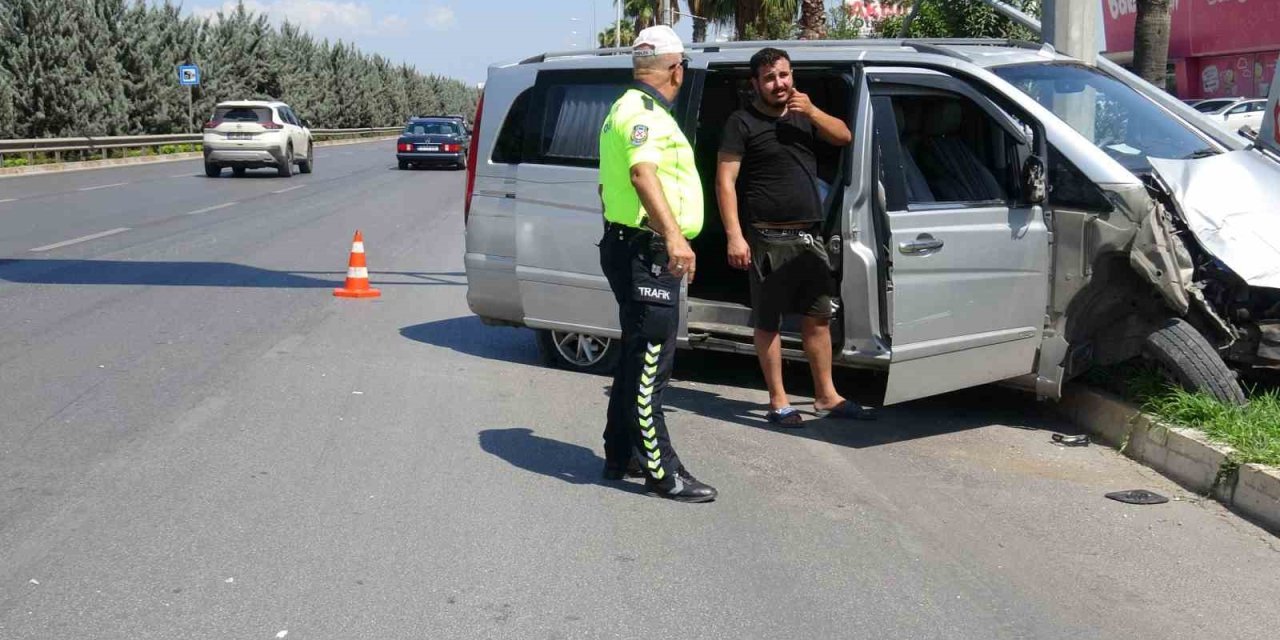 Antalya’da Hafif Ticari Araç Aydınlatma Direğine Çarptı, Sürücü Yara Almadan Kurtuldu