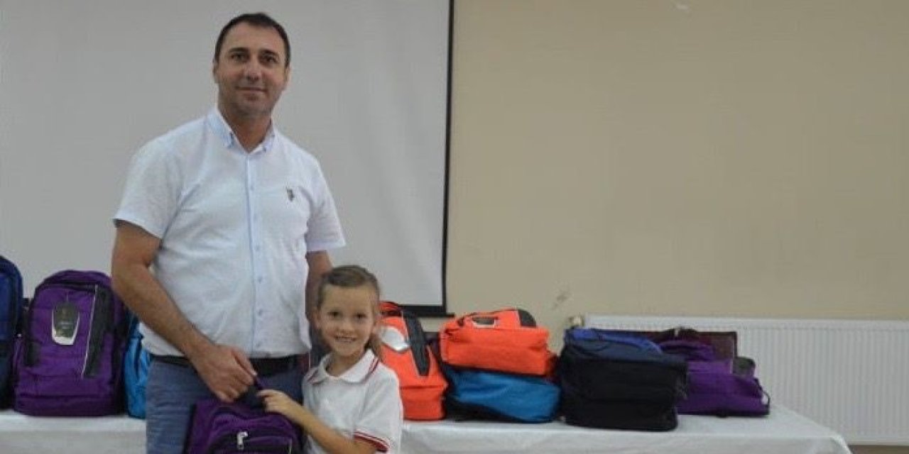 Beylikova’da Öğrencilere Kırtasiye Seti Ve Çanta Desteği