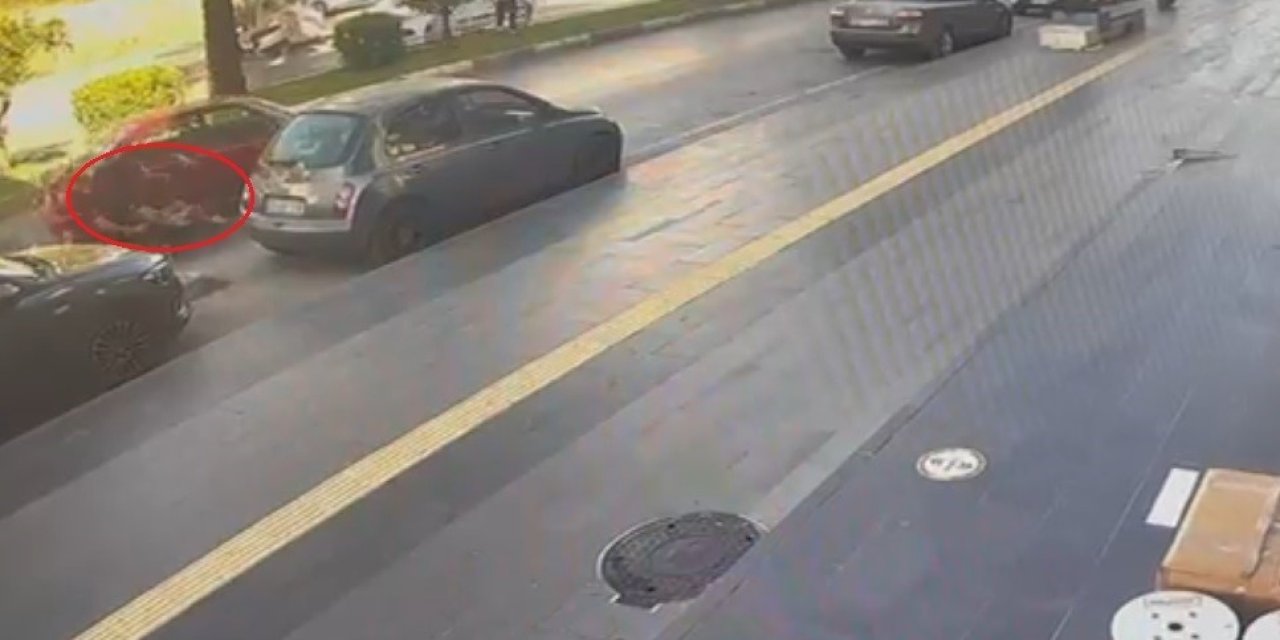 Otomobile Çarpamamak İçin Motosikletinin Direksiyonu Kırdı, Yola Savruldu: 2 Yaralı