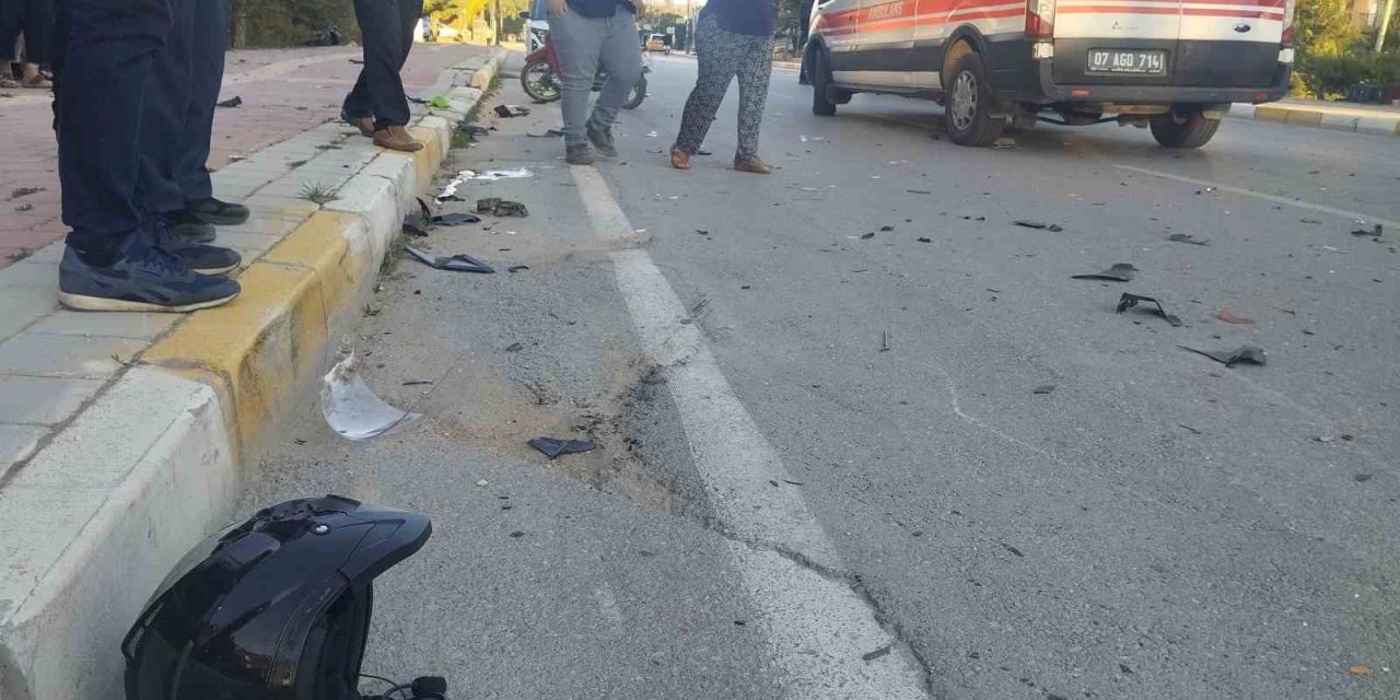 Minibüsle Çarpışan Motosikletin Sürücüsü Hayatını Kaybetti