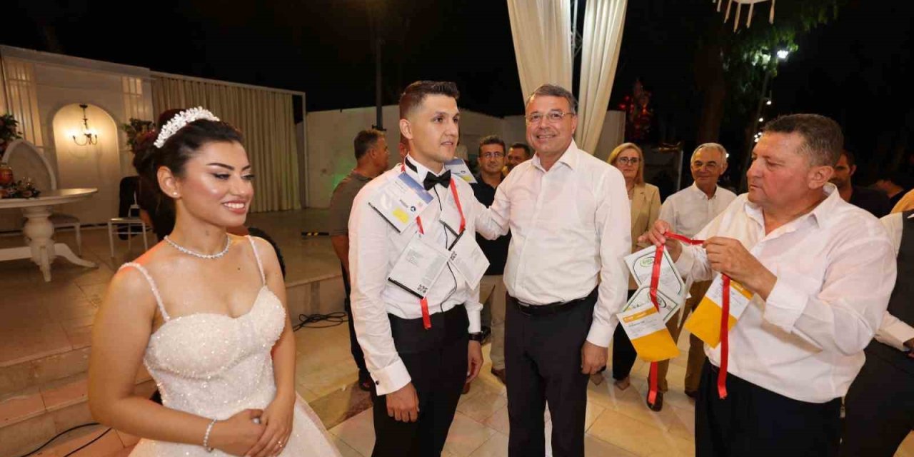 Düğünde Gelin Ve Damada Beşi Bir Yerde Altın Yerine Beşi Bir Yerde Sebze Tohumu Takıldı