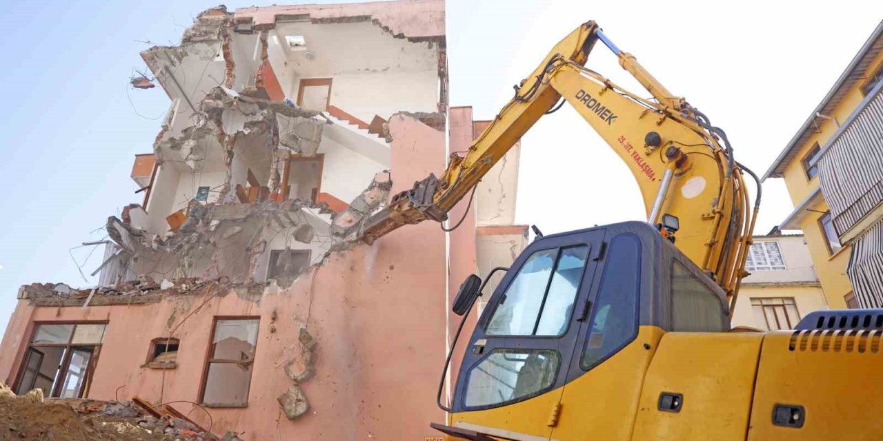 Alanya Belediyesi Metruk Binayı Yıktı