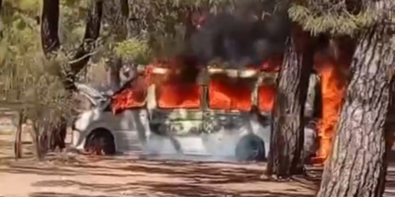 Park Halindeki Tur Minibüsü Alev Alev Yandı