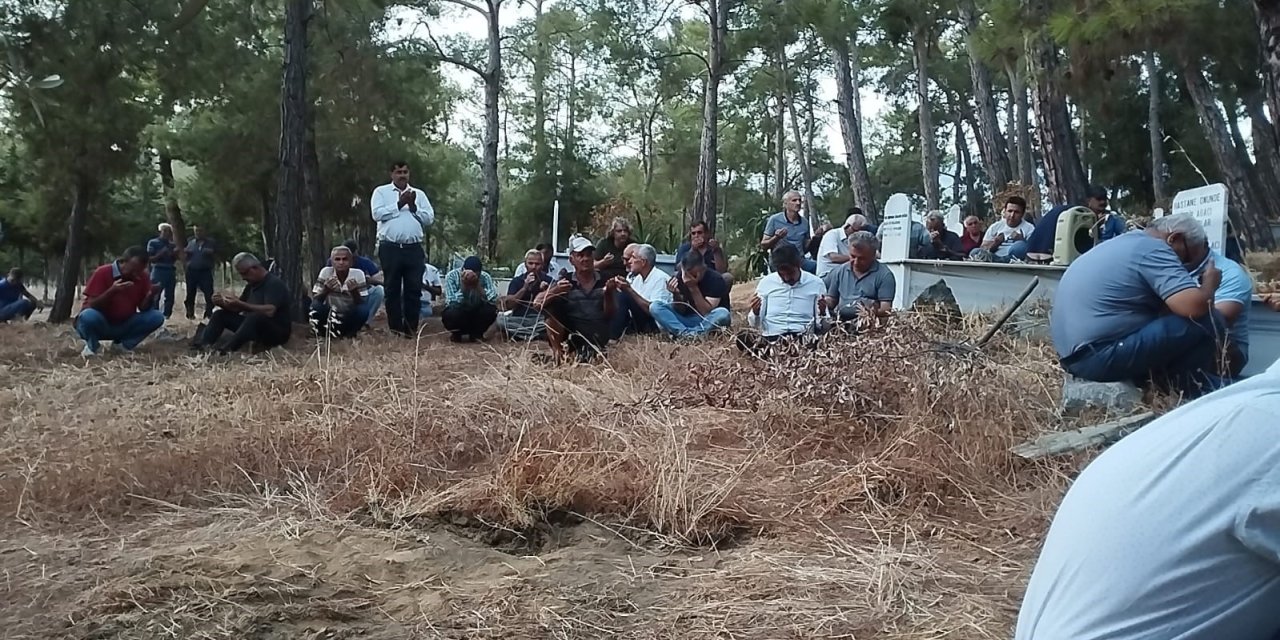 Çöpteki Bidonda Çıplak Cesedi Bulunan Emekli Profesör Defnedildi