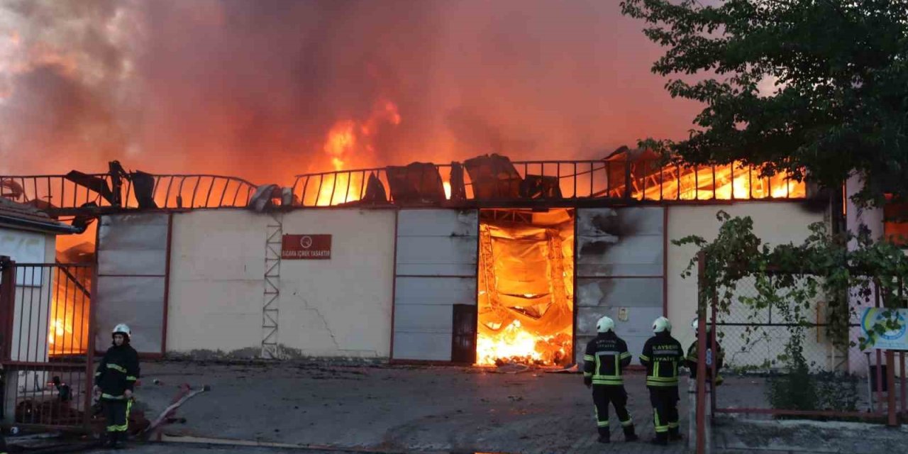 Kayseri’de Keçe Fabrikasında Büyük Yangın